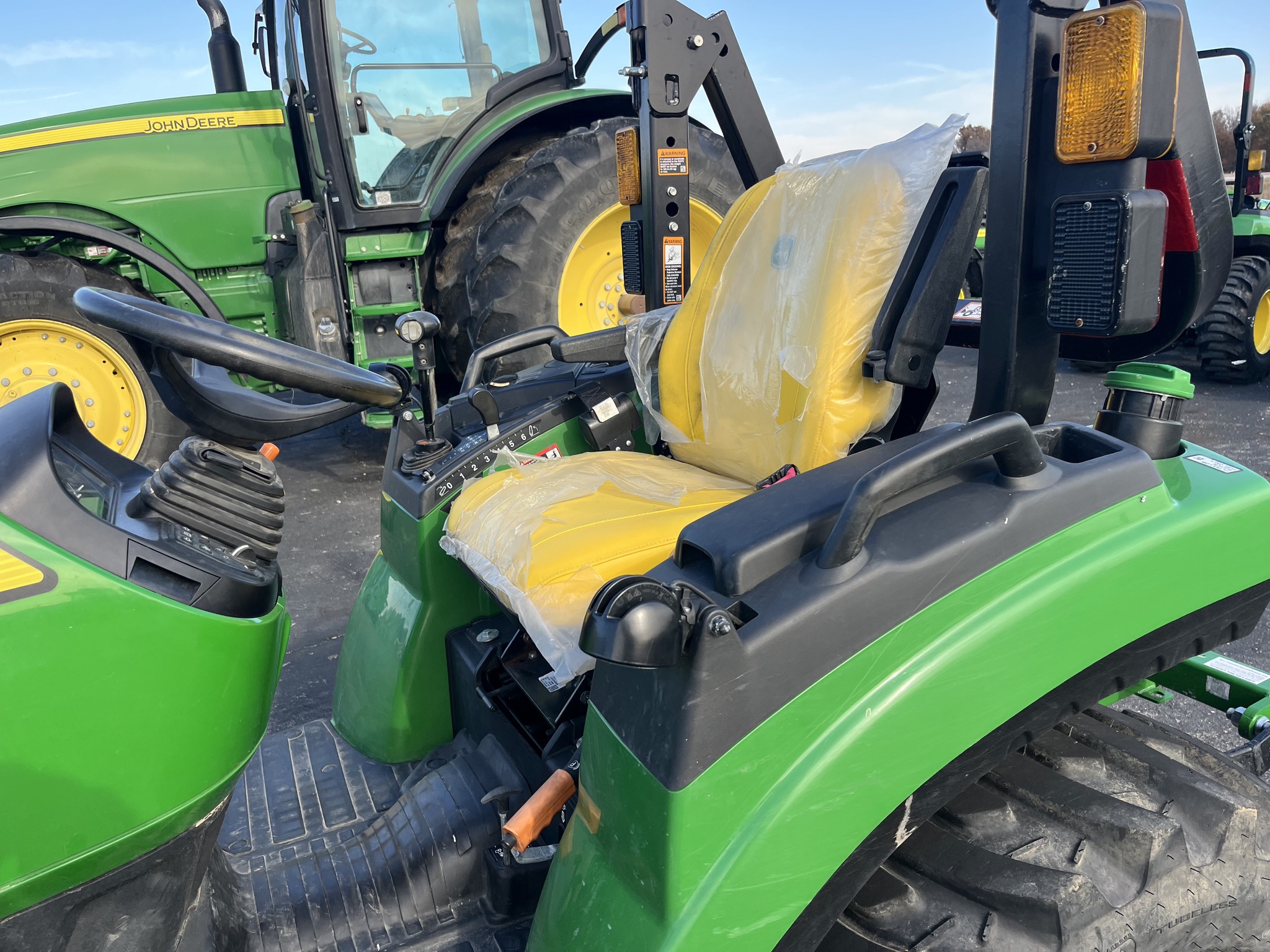 2023 John Deere 2032R Image 9