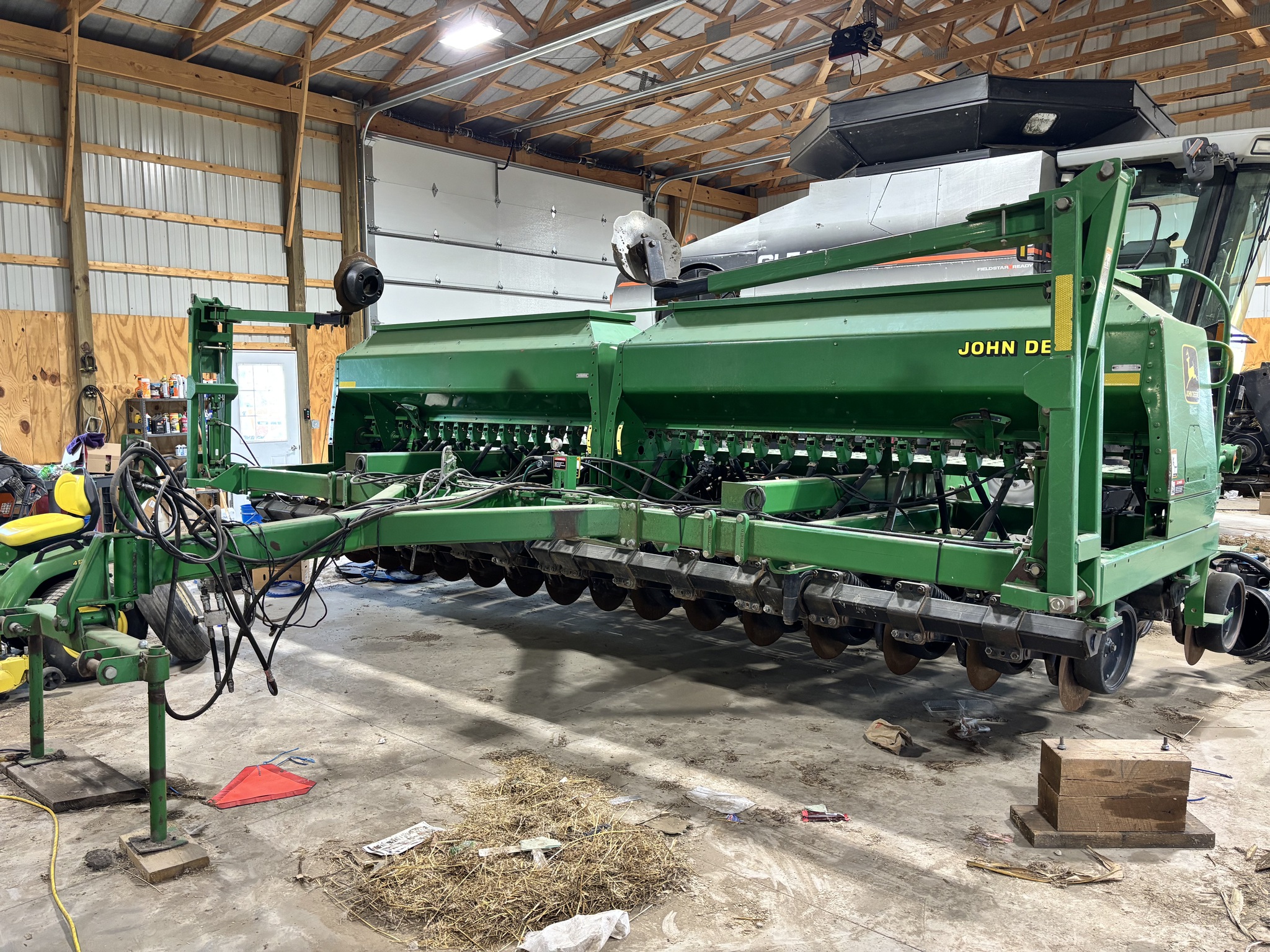 2001 John Deere 1560 Image 1