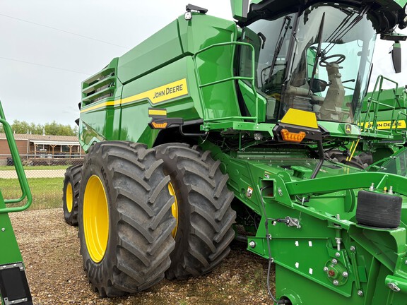 Used 2025 John Deere X9 1000 Combines at Horizon Ag & Turf in Falher, AB - Photo3