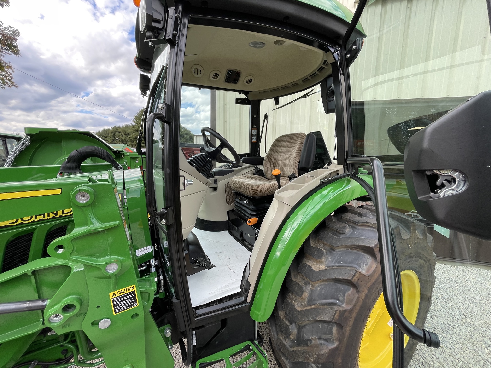 2025 John Deere 4066R Image 6