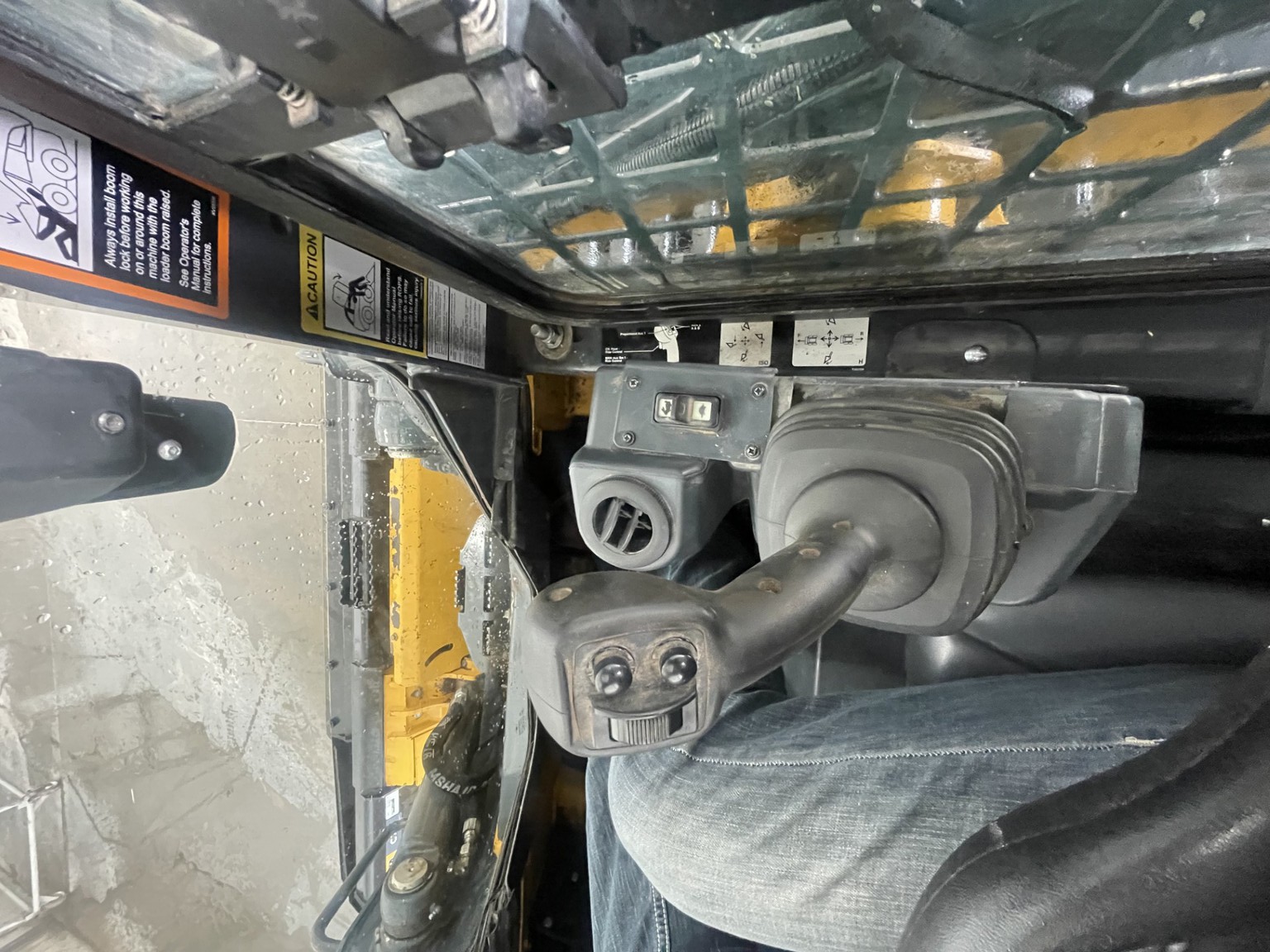 2022 John Deere 317G Image 22