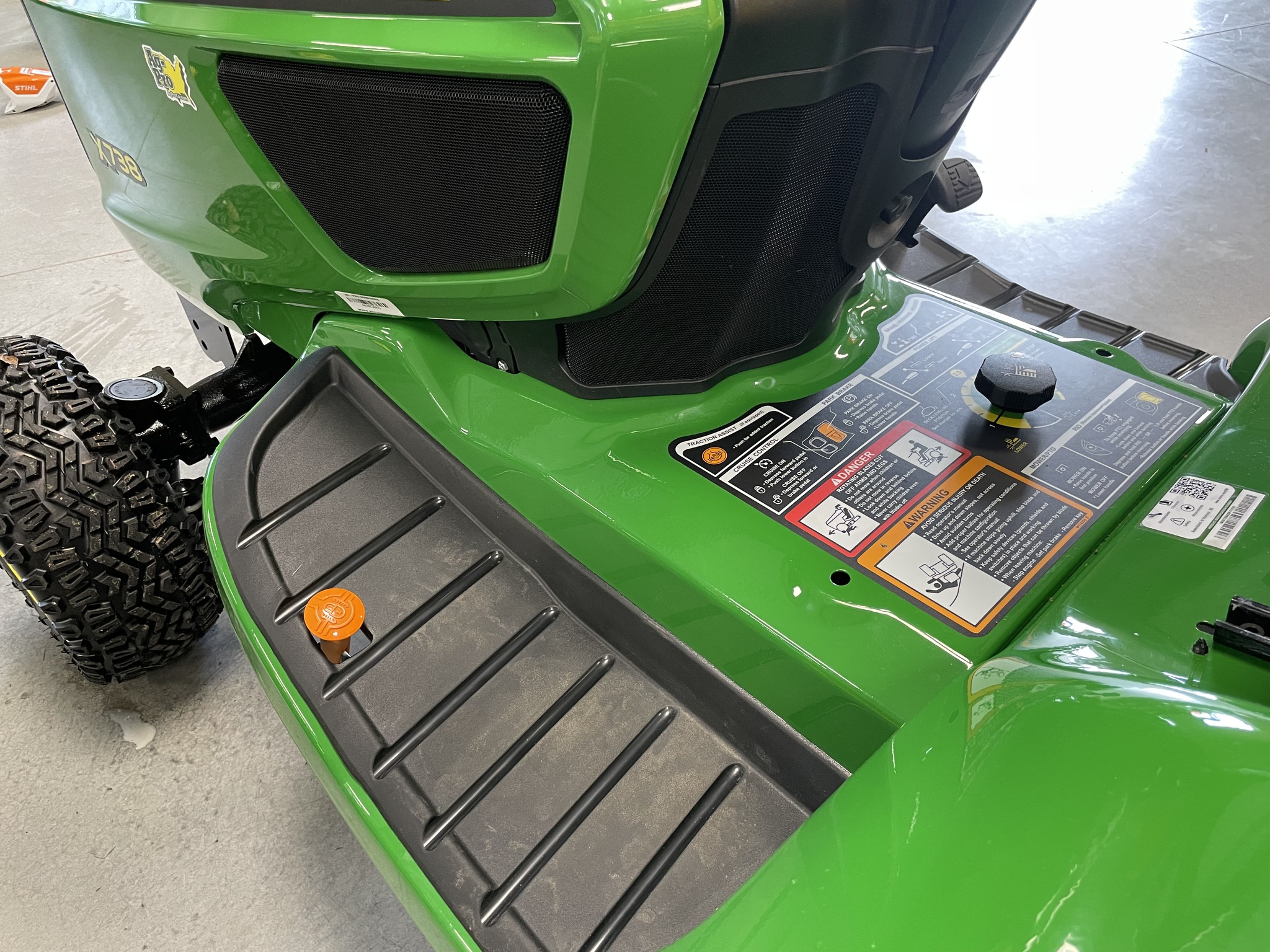 2025 John Deere x738 Image 7