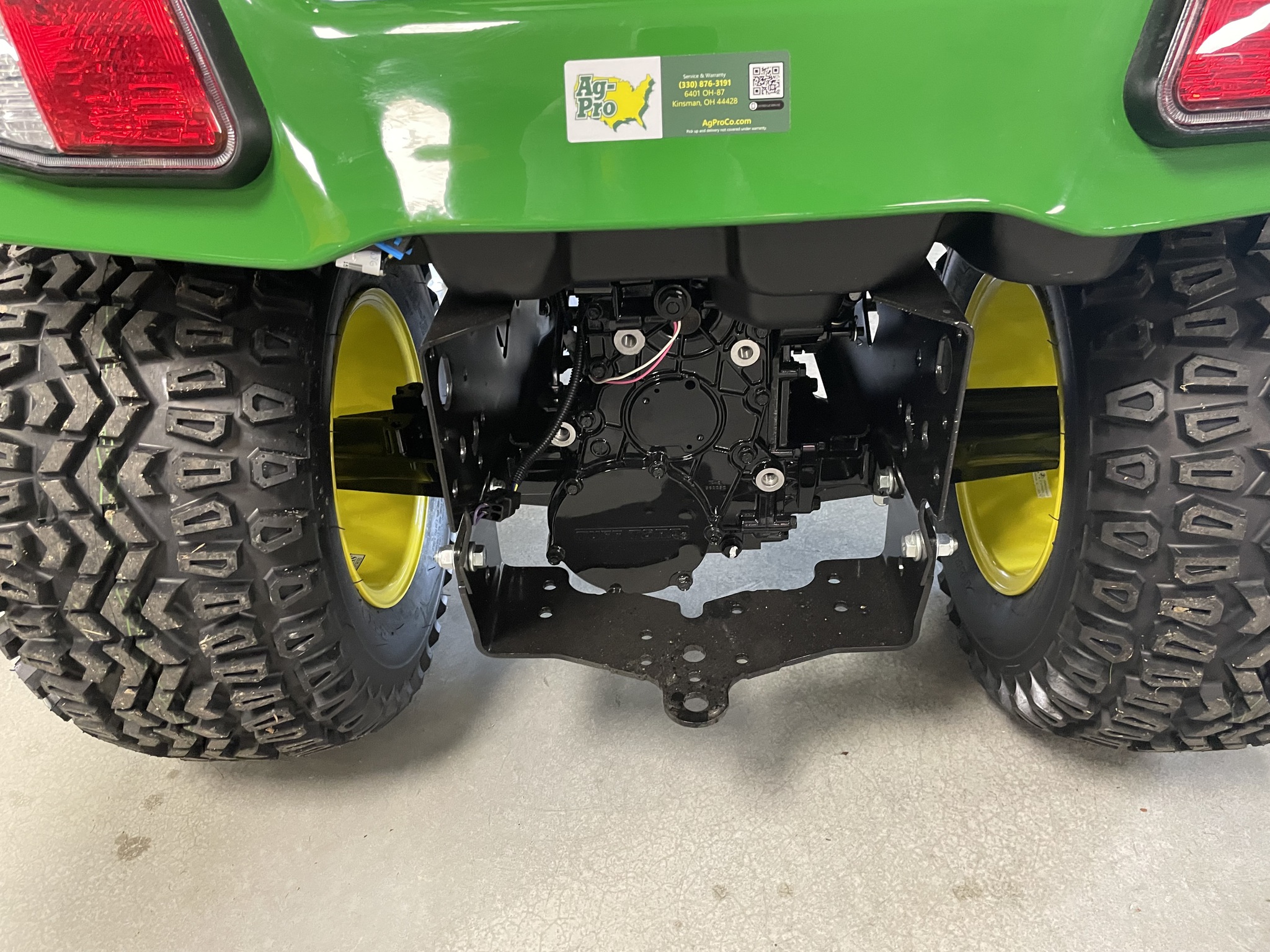 2025 John Deere x738 Image 8