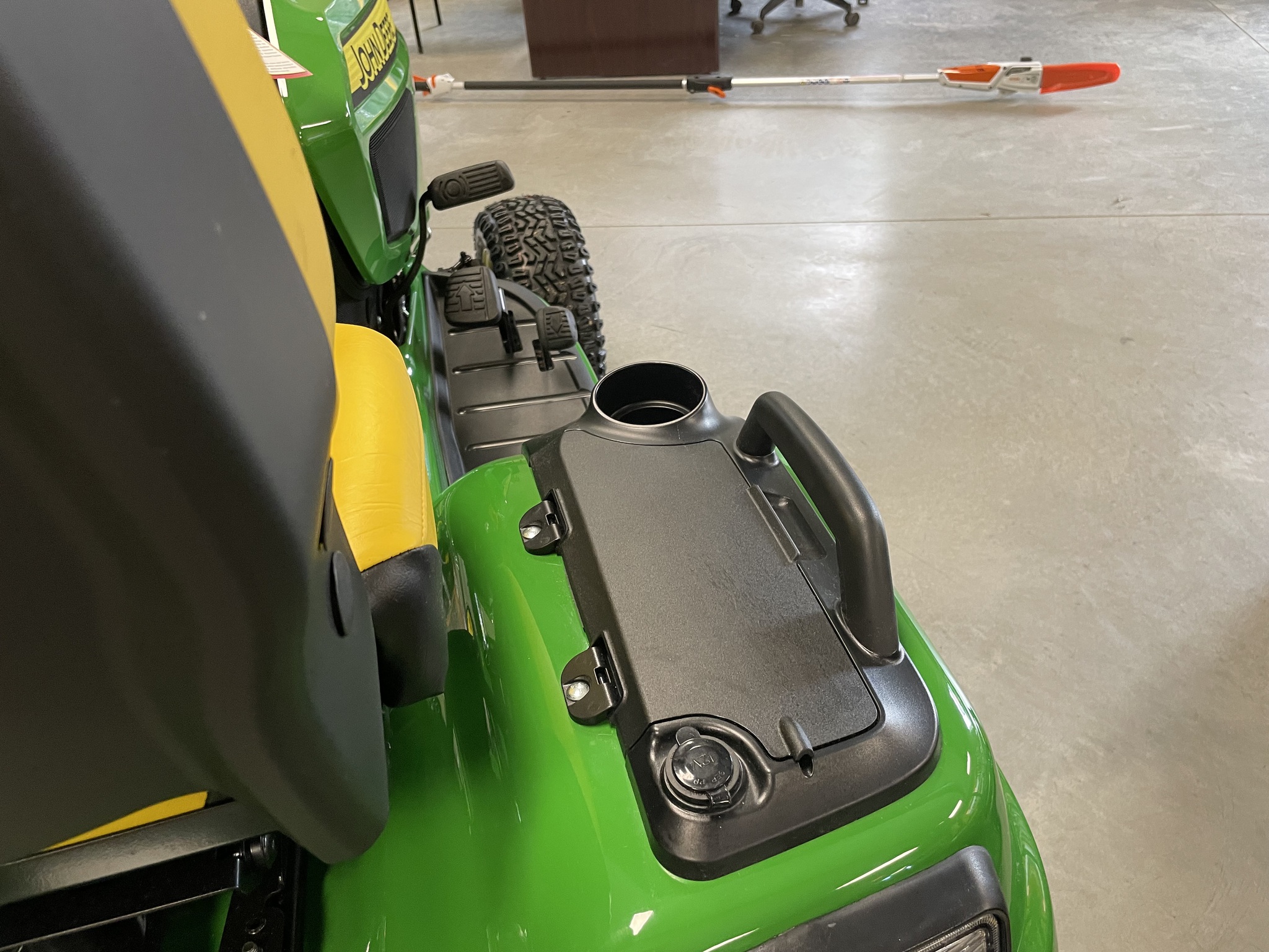 2025 John Deere x738 Image 9