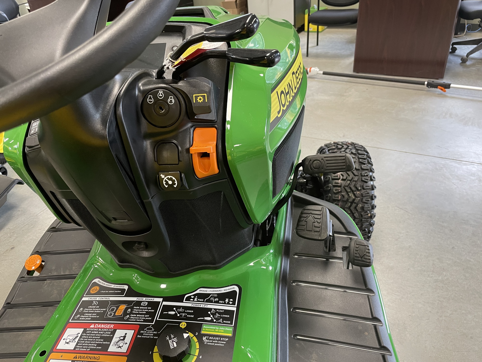 2025 John Deere x738 Image 10