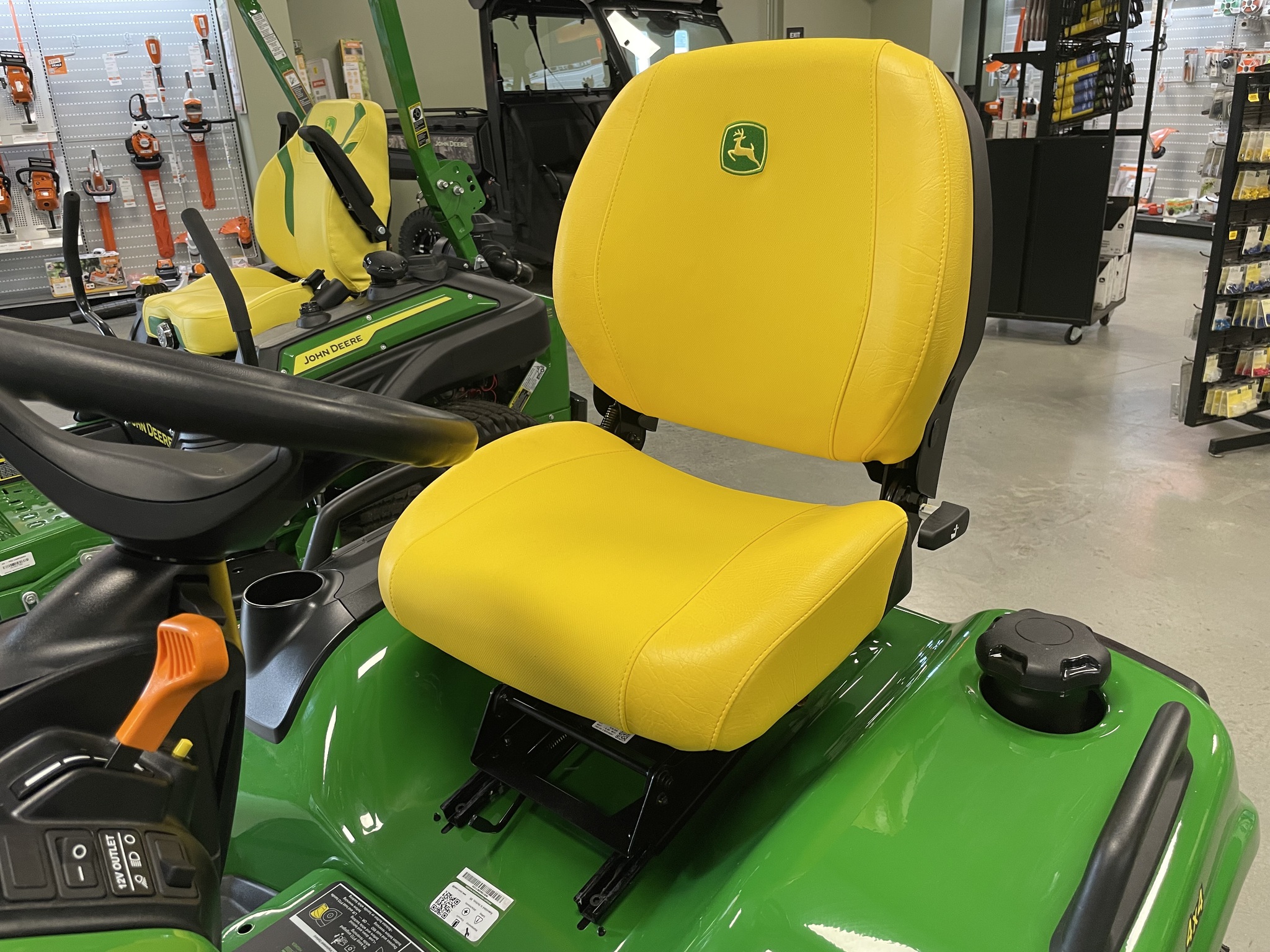 2025 John Deere x738 Image 12