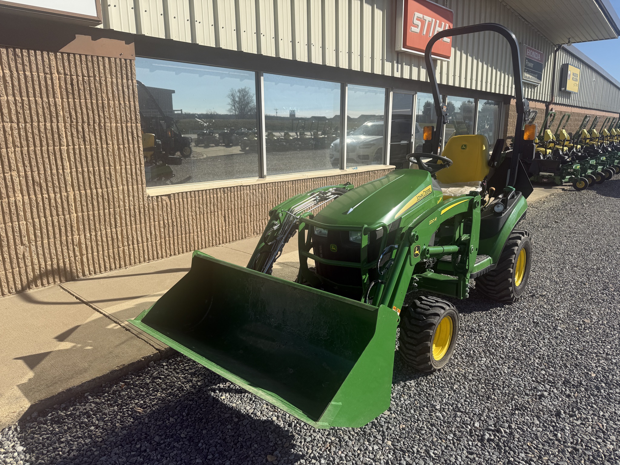 2021 John Deere 1025R Image 2
