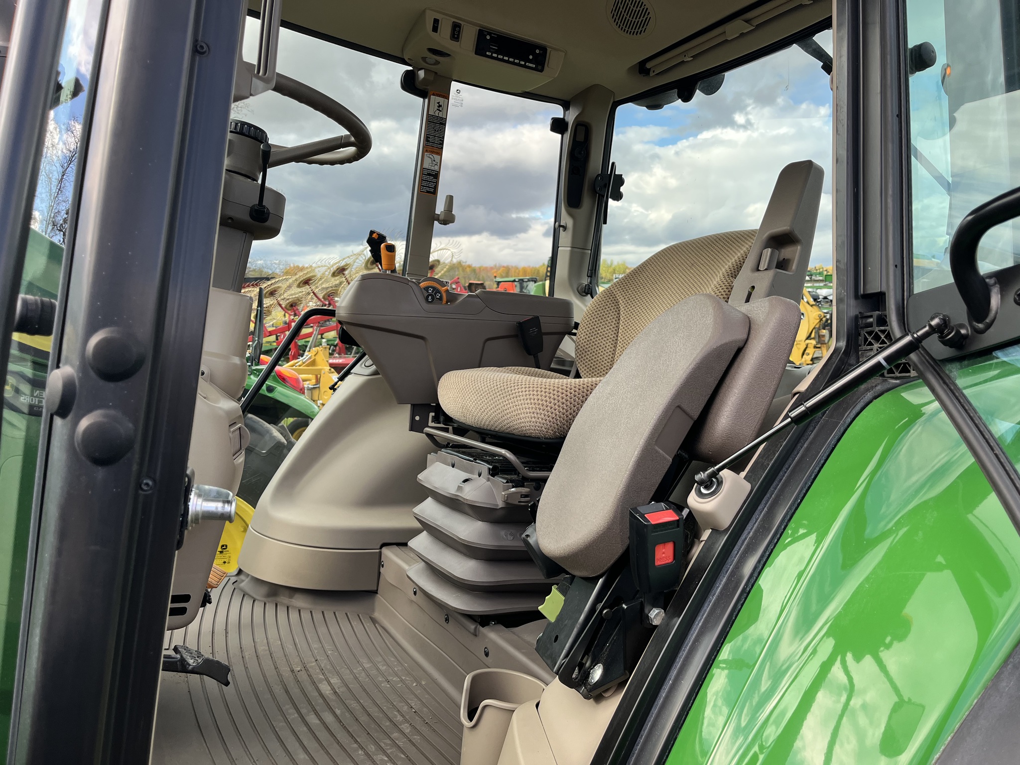 2022 John Deere 6120M Image 6