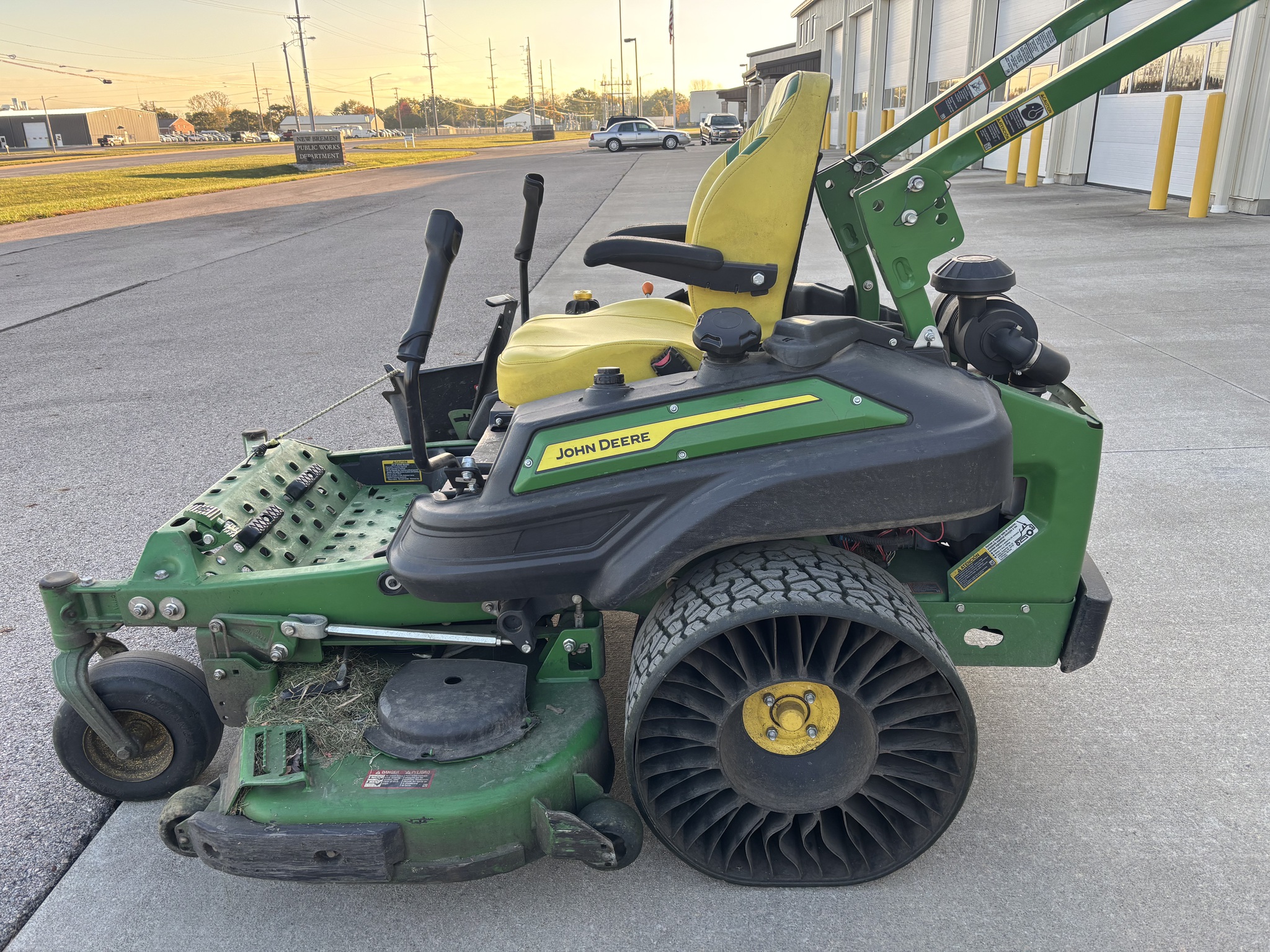 Used 2023 John Deere Z950R Zero Turn Mowers at Koenig Equipment in Botkins, OH - PhotoXL6