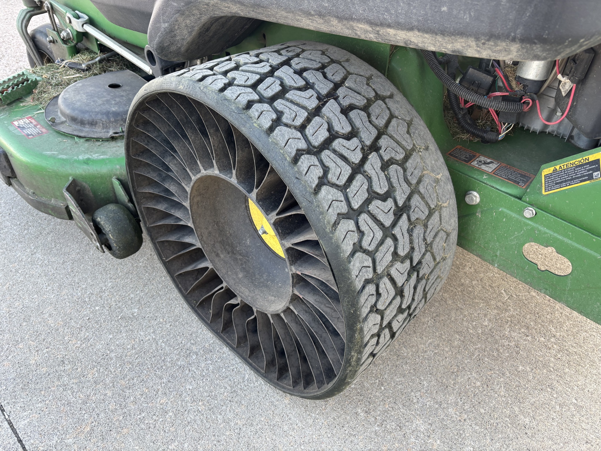 Used 2023 John Deere Z950R Zero Turn Mowers at Koenig Equipment in Botkins, OH - PhotoXL22