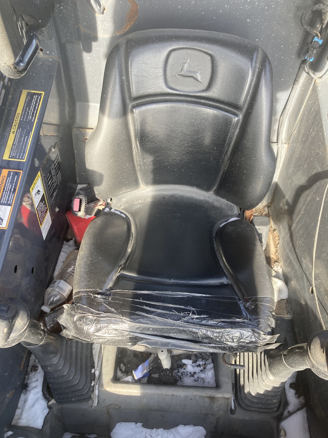 2014 John Deere 318E Image 11