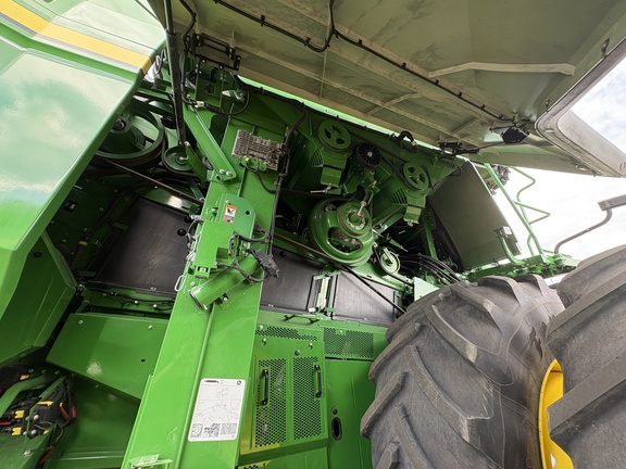 Used 2024 John Deere X9 1000 Combines at Horizon Ag & Turf in Vermilion, AB - Photo11