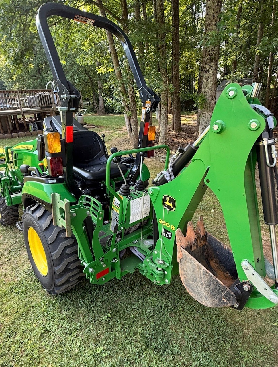 2022 John Deere 2025R Image 4