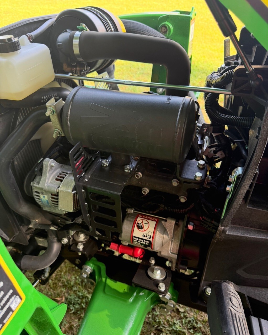 2022 John Deere 2025R Image 6