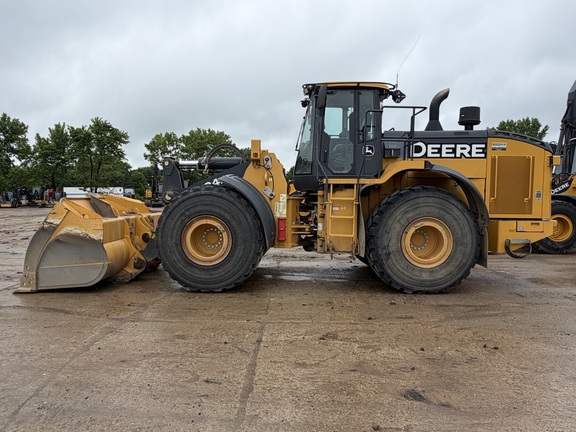 Photo of a 2018 John Deere 824K