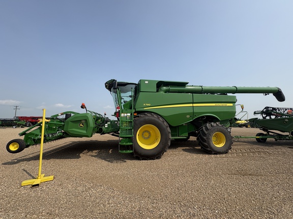 Used 2021 John Deere S790 Combines at Horizon Ag & Turf in Lloydminster, AB - Photo4