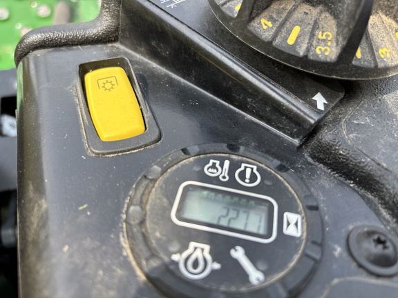 Used 2022 John Deere Z930M Zero Turn Mowers at Koenig Equipment in Urbana, OH - Photo10
