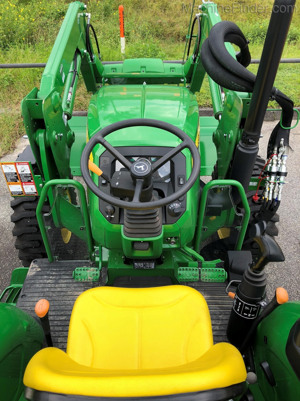 2020 John Deere 5065E w/ Loader Image 5