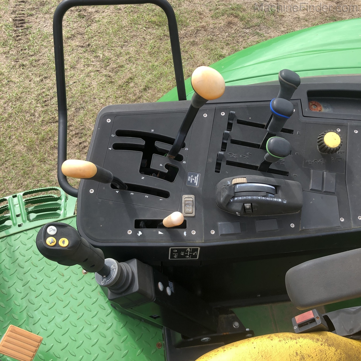 2017 John Deere 6130M Image 12