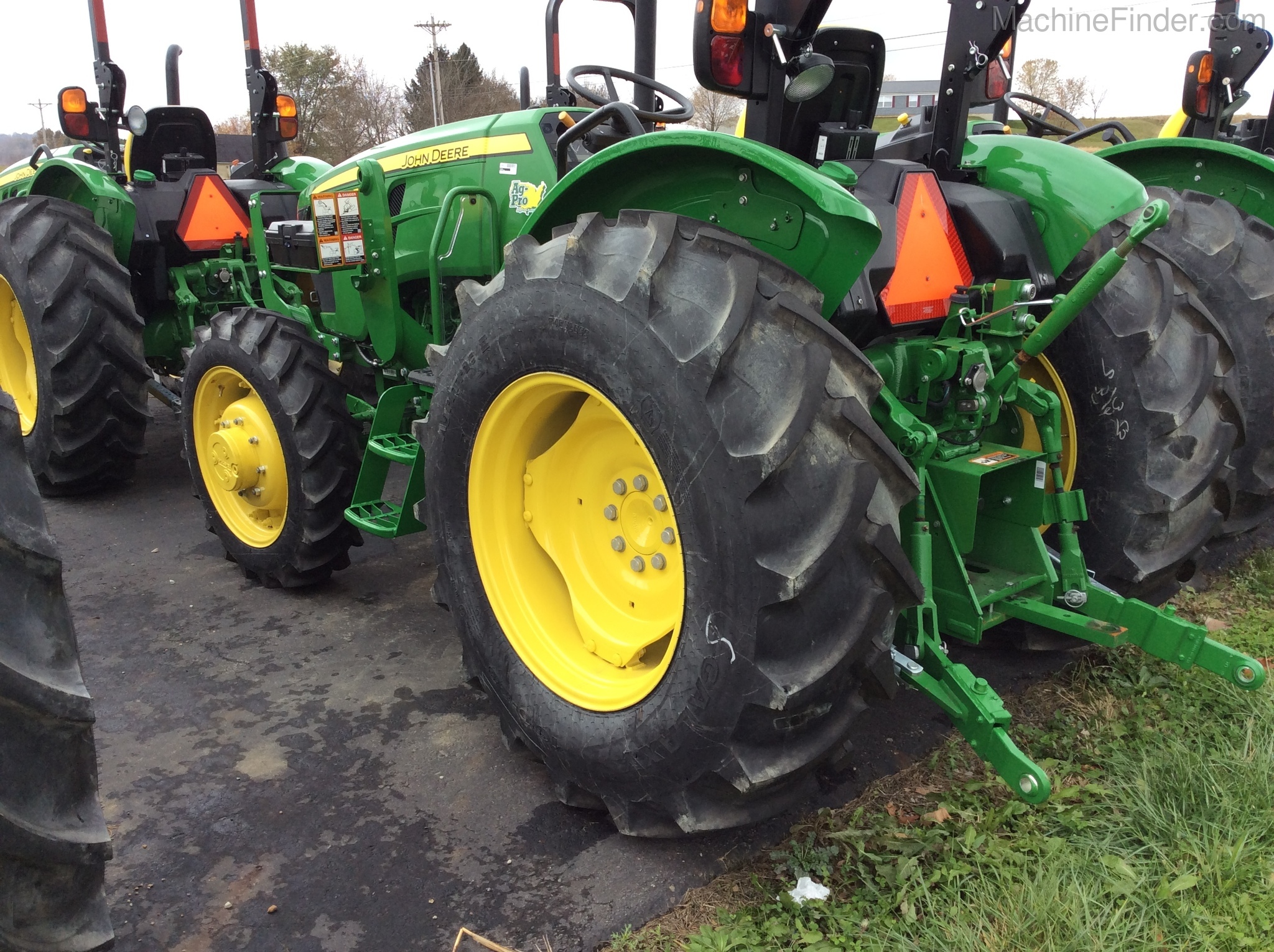 2018 John Deere 5055E Image 4