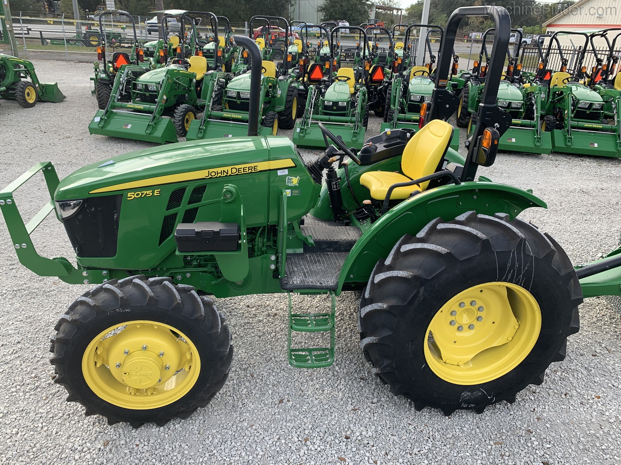 2019 John Deere 5075E Image 4