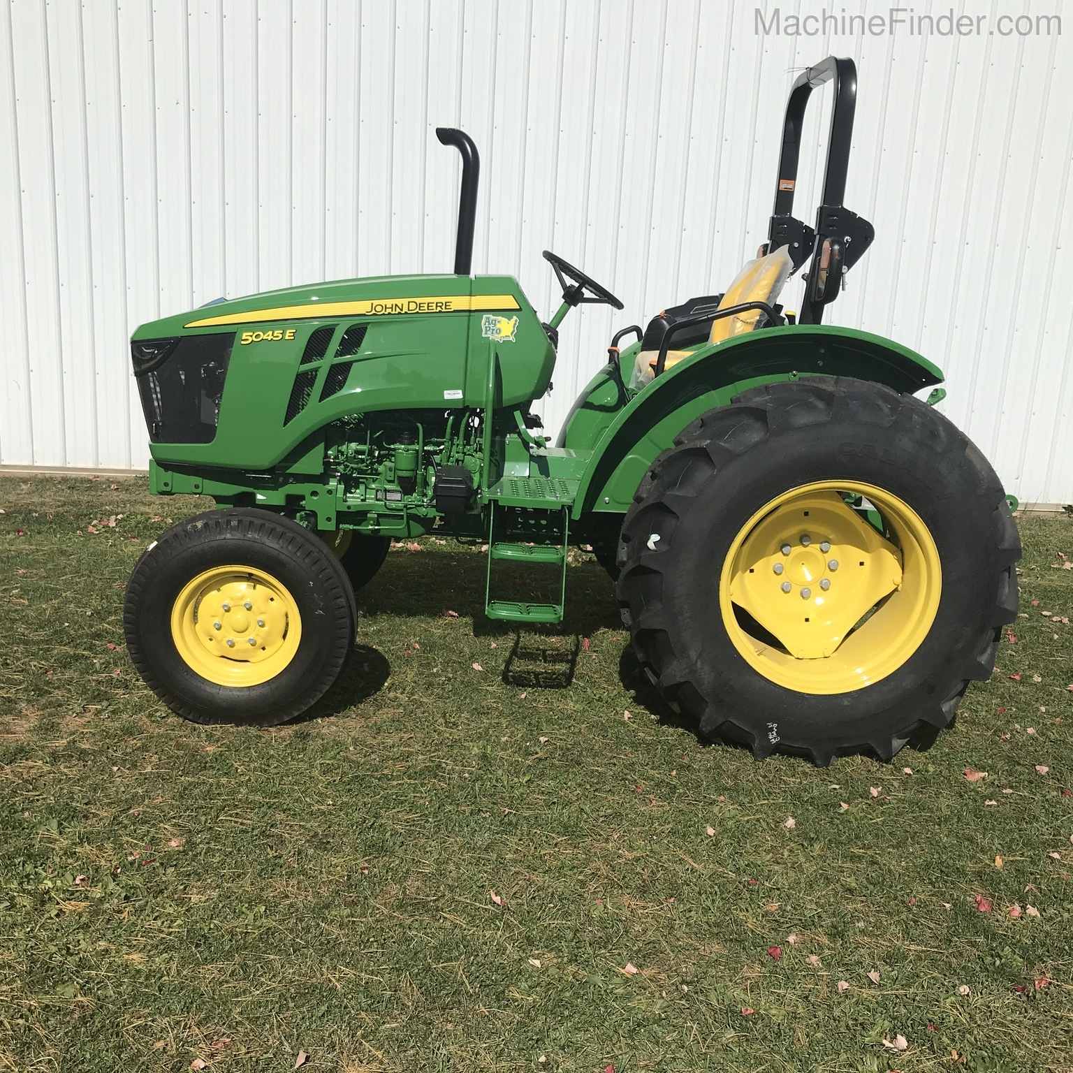 2020 John Deere 5045E Image 1