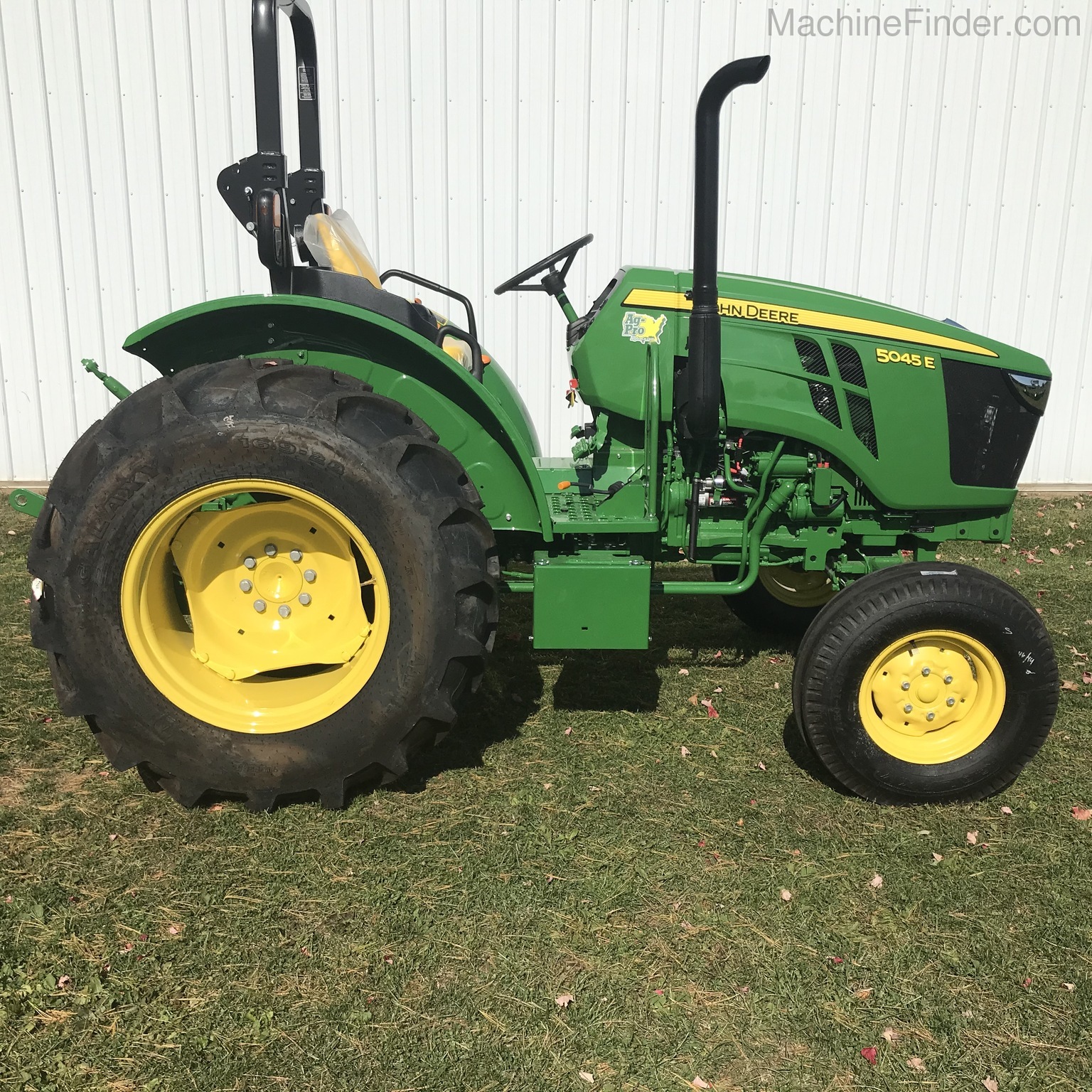 2020 John Deere 5045E Image 3