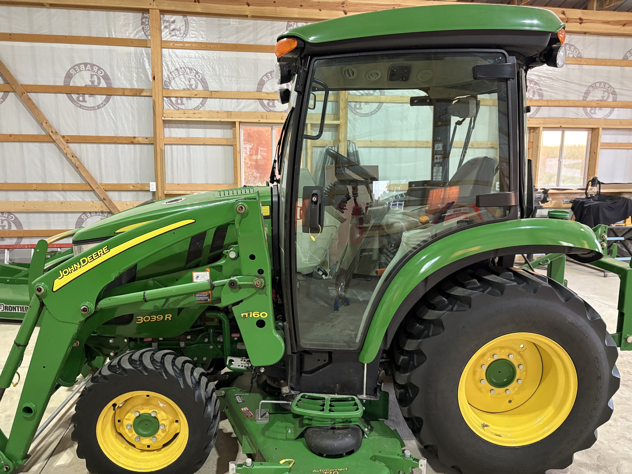 2016 John Deere 3039R Image 1
