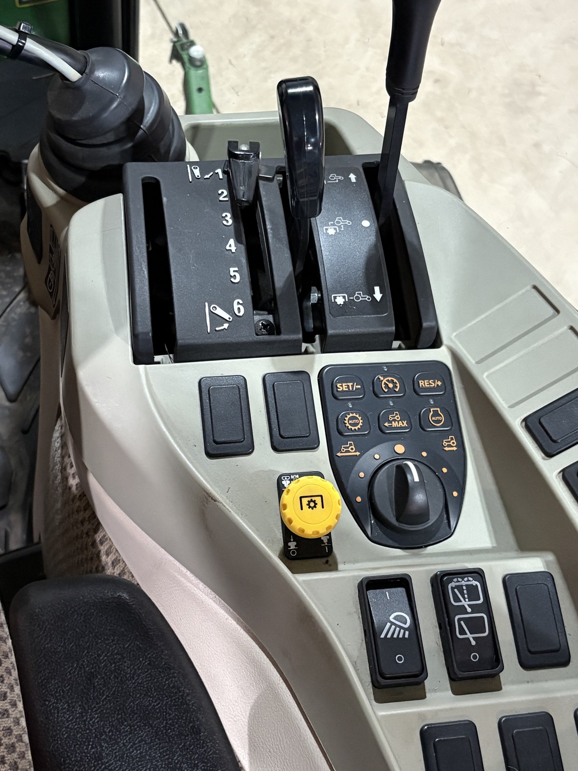 2016 John Deere 3039R Image 2