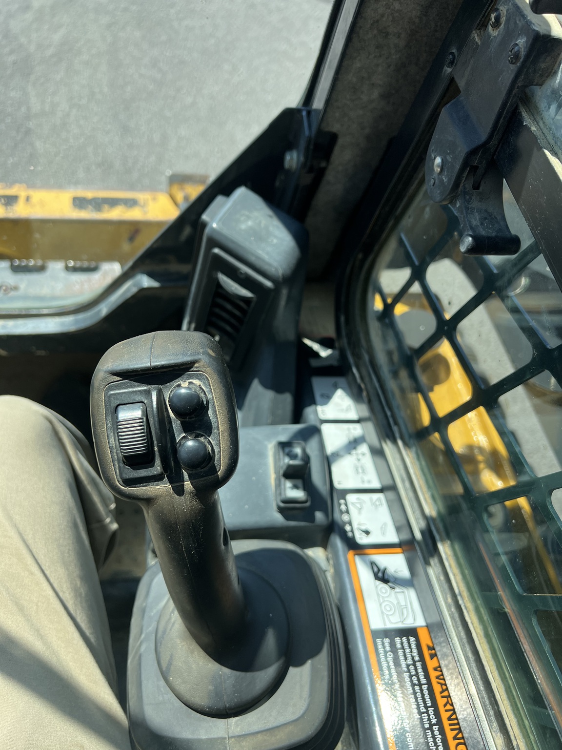 2017 John Deere 331G Image 17