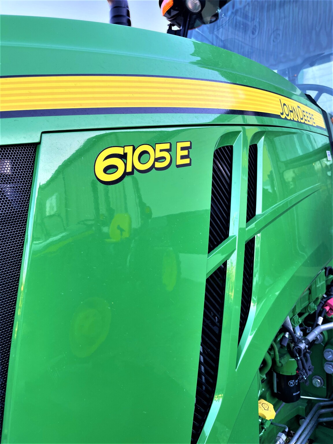 2023 John Deere 6105E Image 3