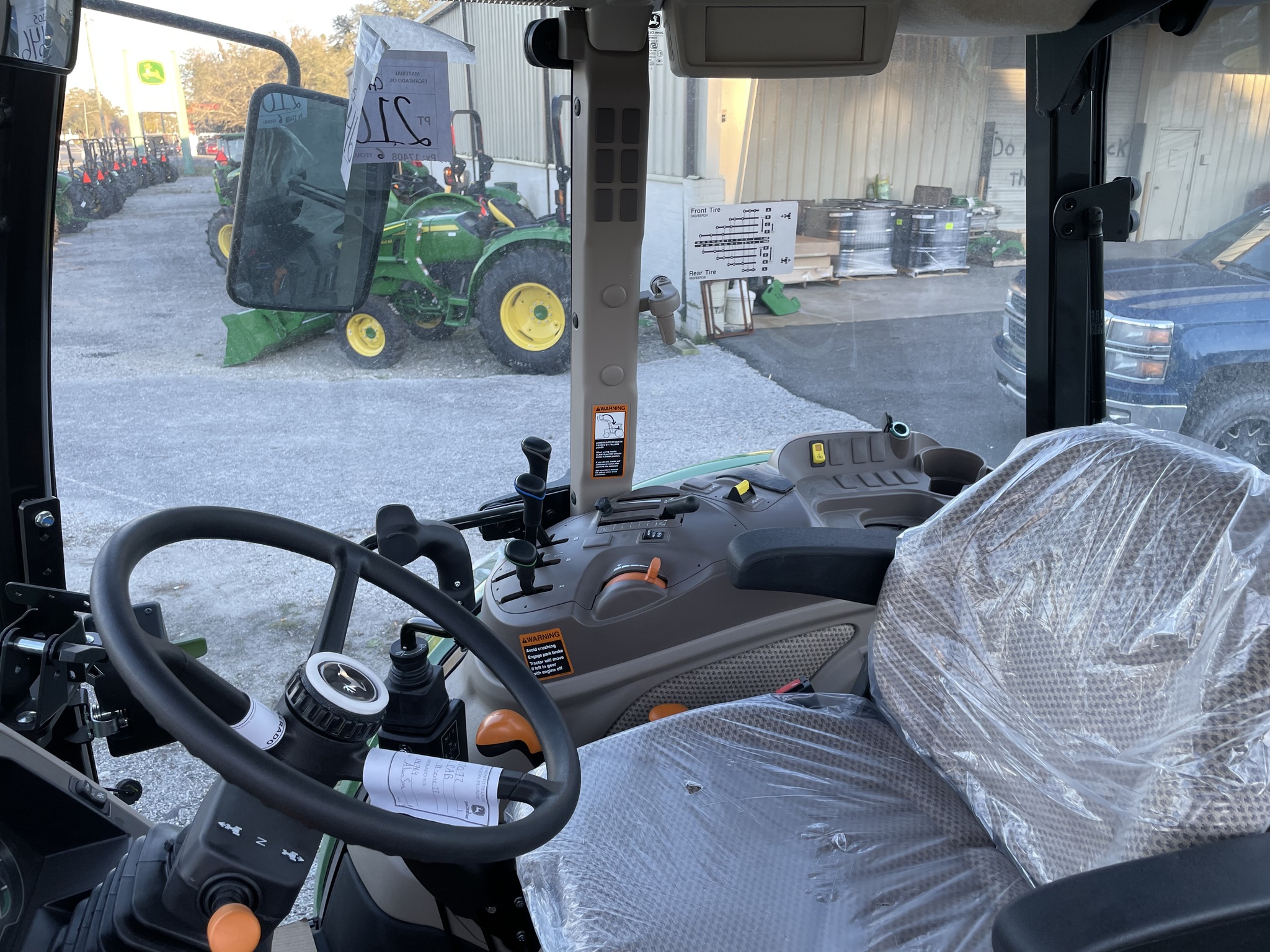 2023 John Deere 6105E Image 6