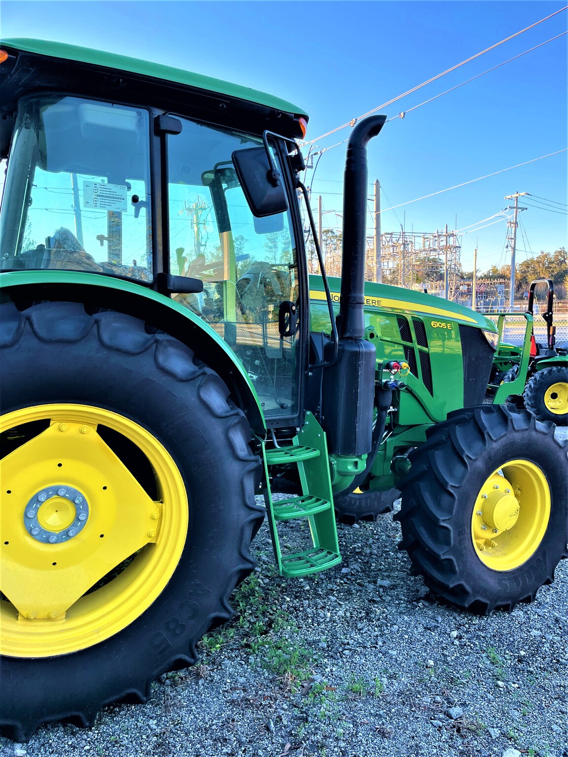 2023 John Deere 6105E Image 8