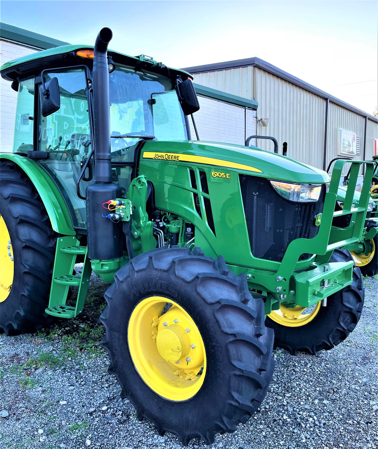 2023 John Deere 6105E Image 4