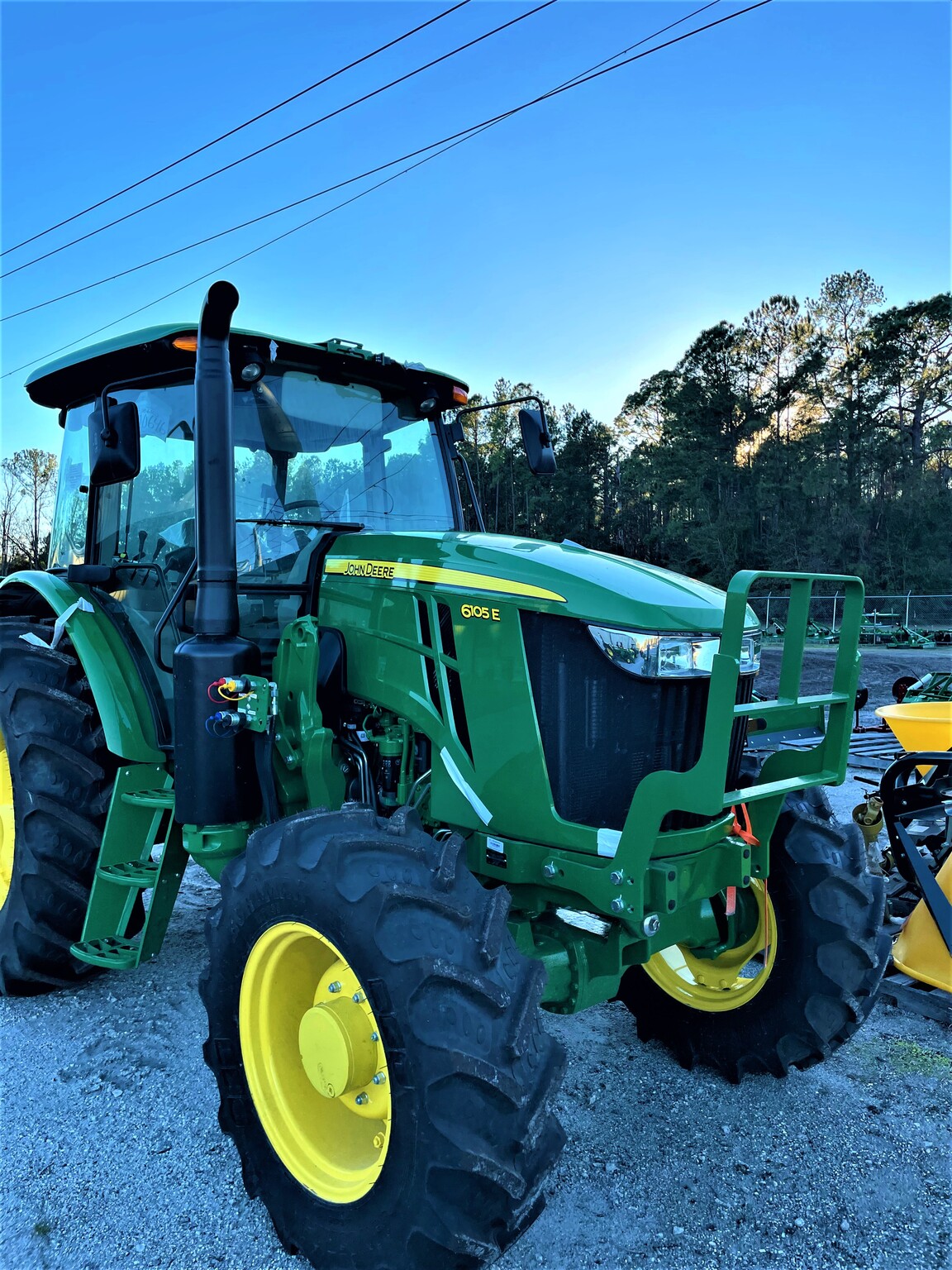 2023 John Deere 6105E Image 5