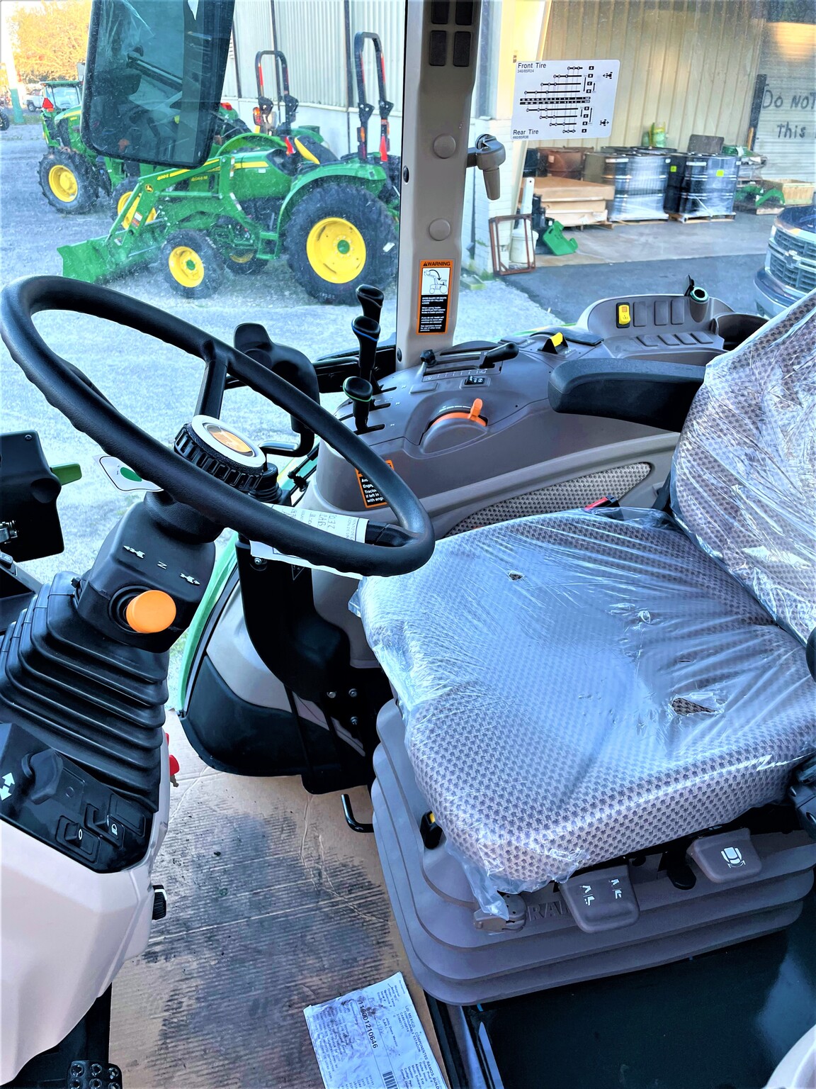 2023 John Deere 6105E Image 7