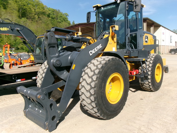 Photo of a 2023 John Deere 544G