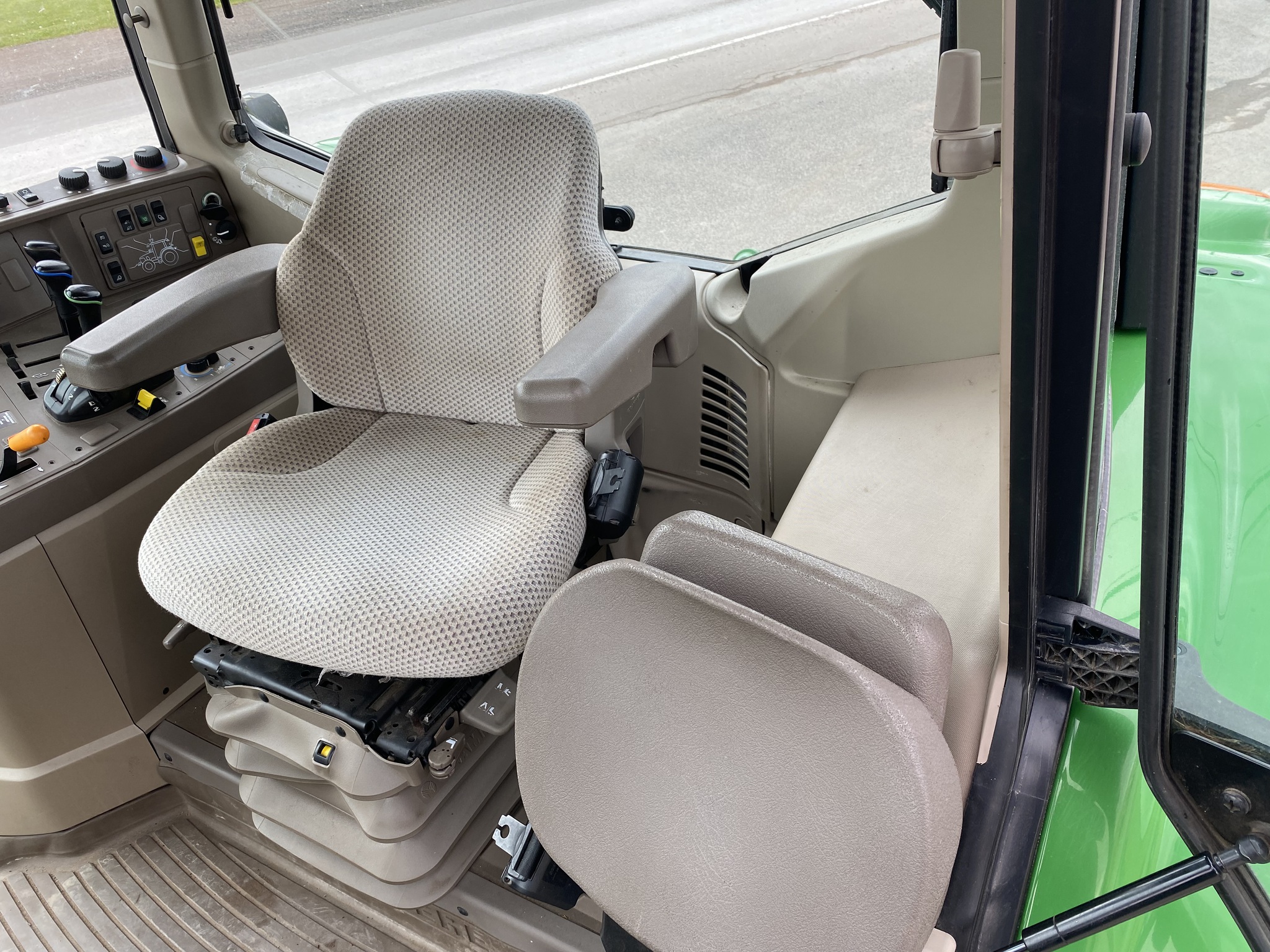 2018 John Deere 6130M Image 8