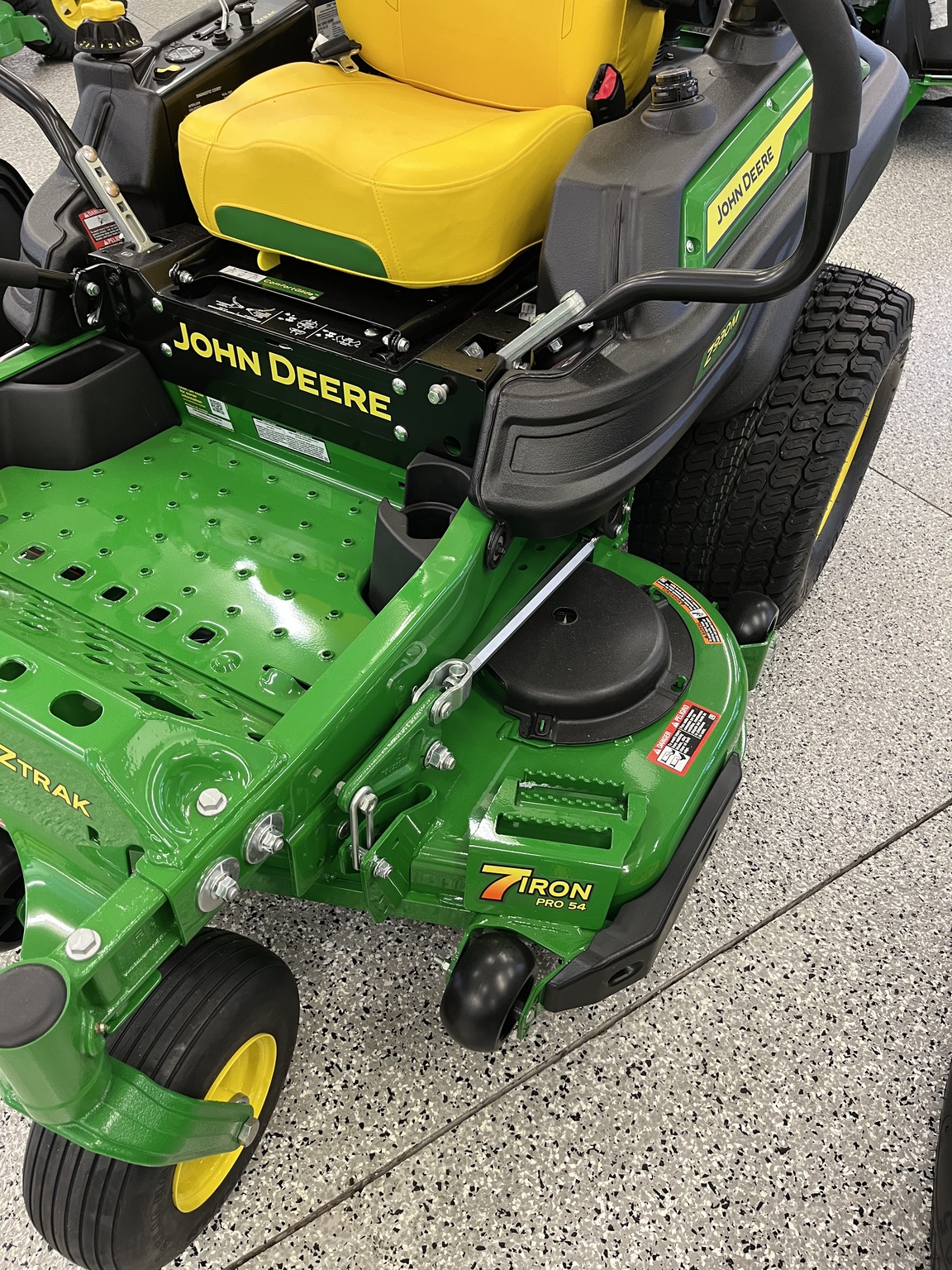2025 John Deere Z930M Image 2