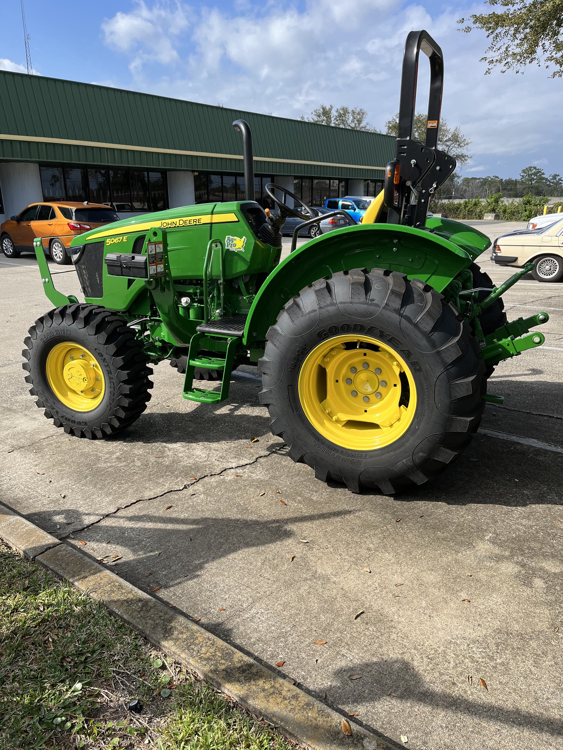 2023 John Deere 5067E Image 1