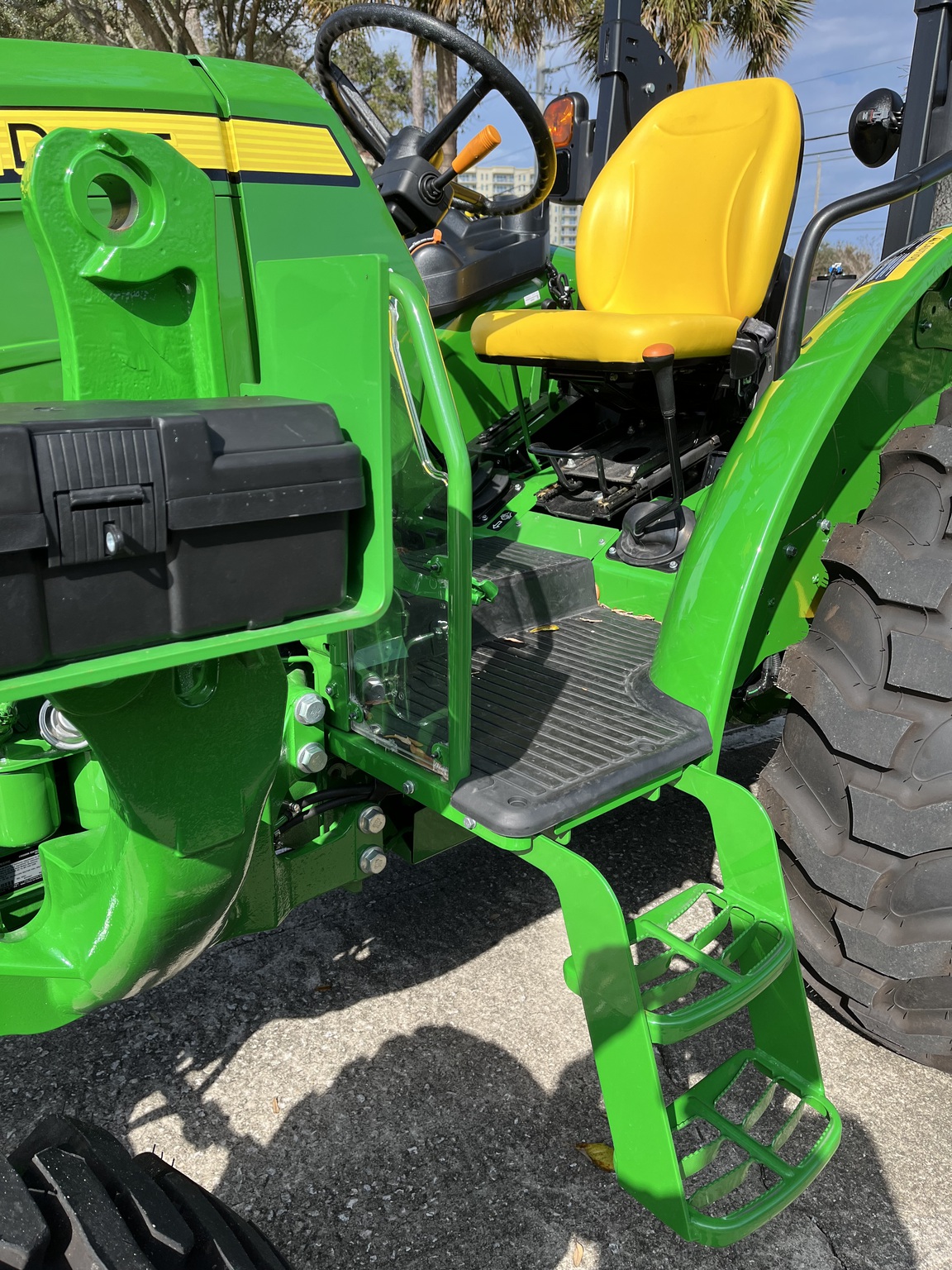 2023 John Deere 5067E Image 5