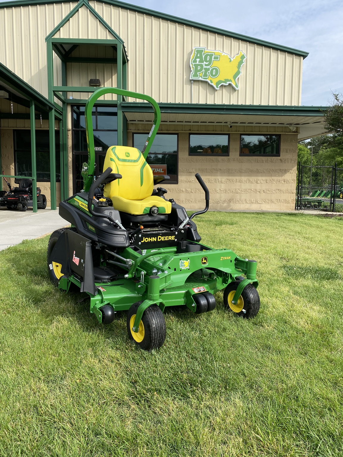 2023 John Deere Z930M Image 1