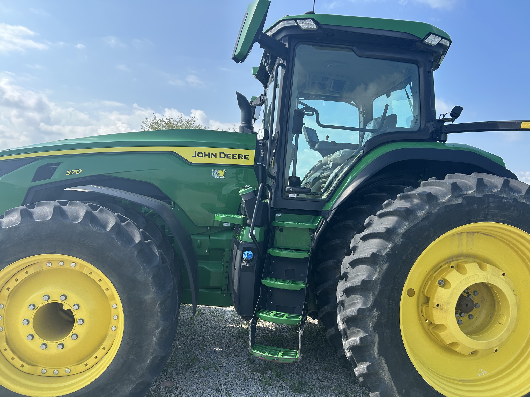 2022 John Deere 8R 370 Image 2