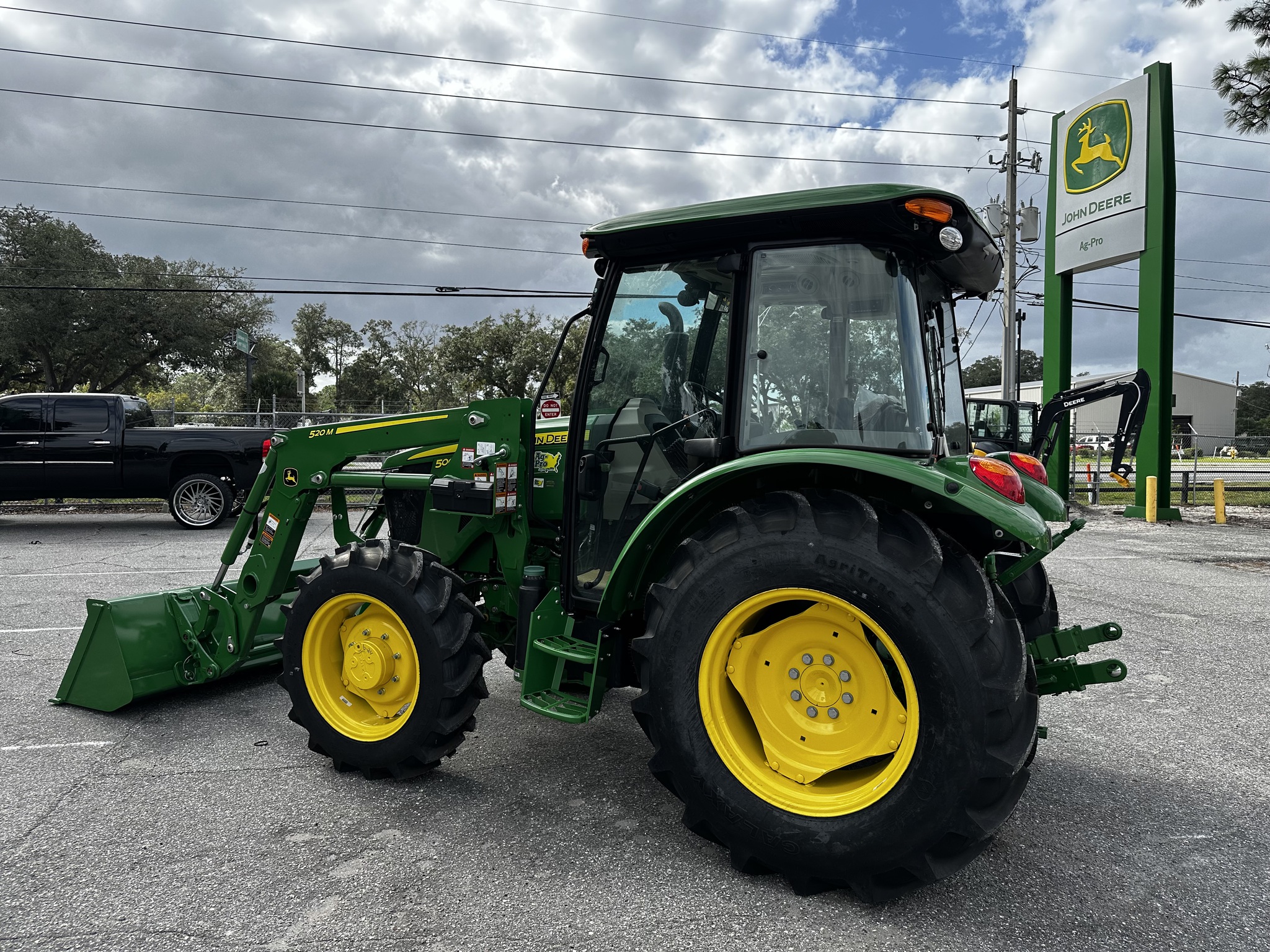 2025 John Deere 5067E Image 8