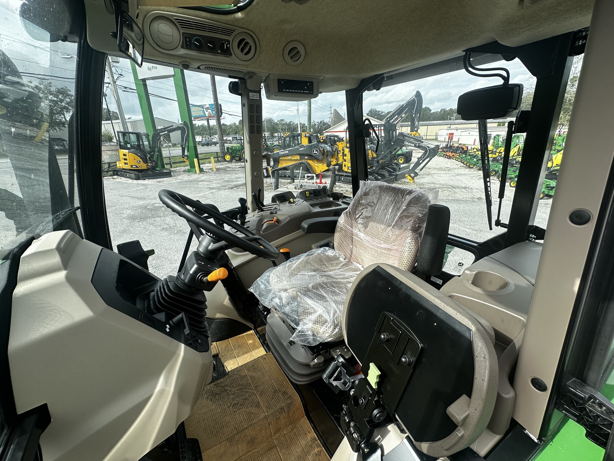 2025 John Deere 5067E Image 10