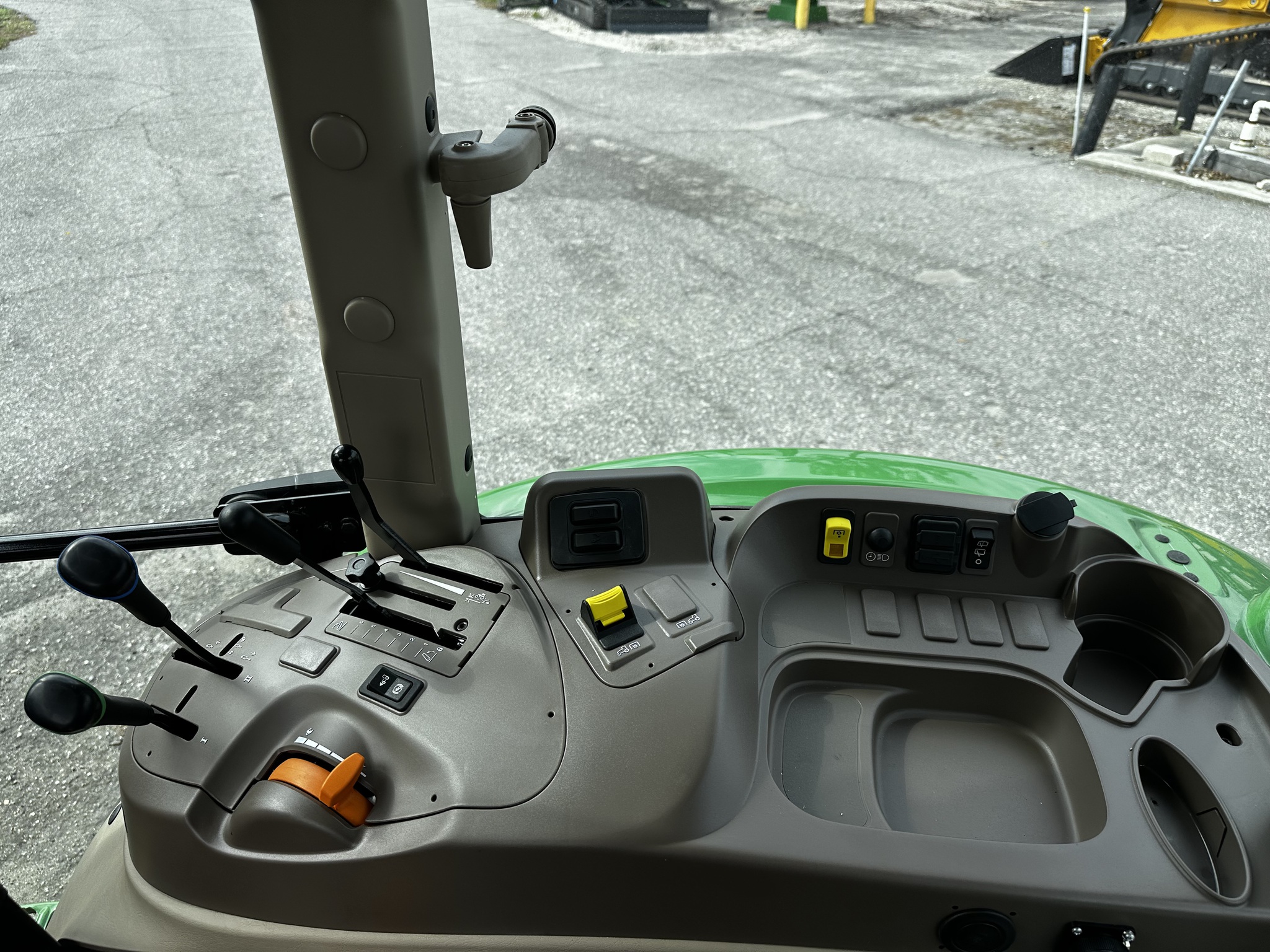 2025 John Deere 5067E Image 11