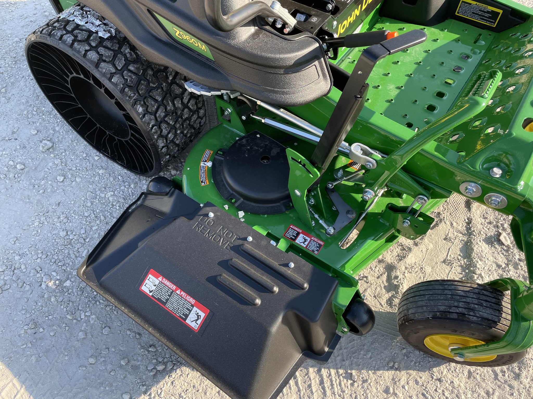 2025 John Deere Z960M Image 4