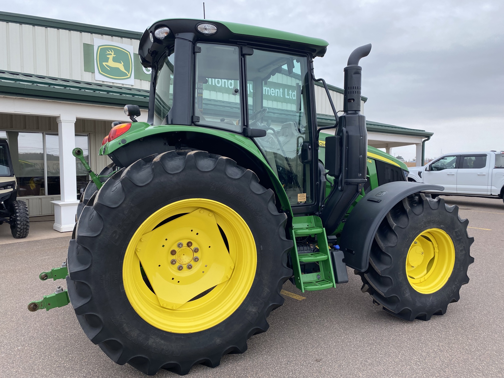 2023 John Deere 6110M Image 4