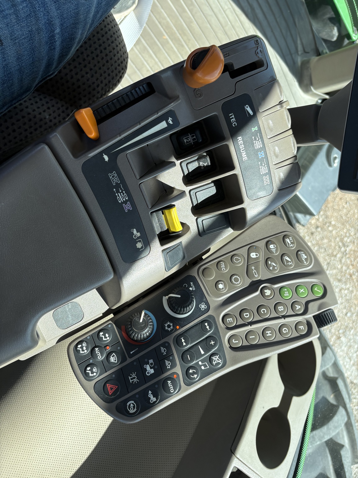 2013 John Deere 7230R Image 21