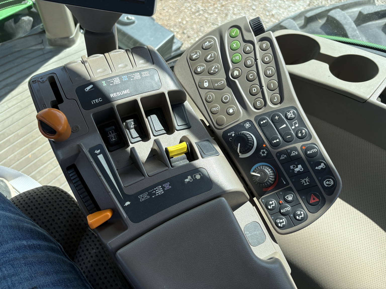 2013 John Deere 7230R Image 20